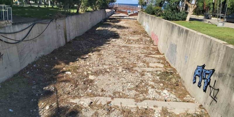 Kemer Belediyesi’nden kış öncesi dere temizliği