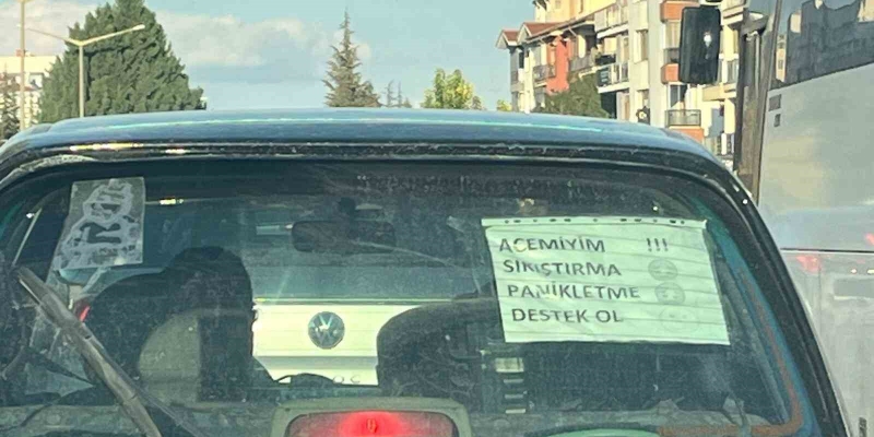 Acemi sürücünün arabasına astığı not dikkat çekiyor