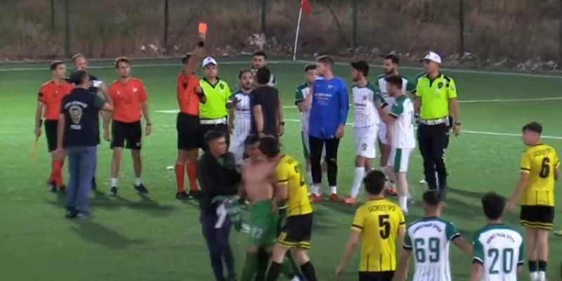 Son saniyede atılan gol sayılmayınca saha karıştı
