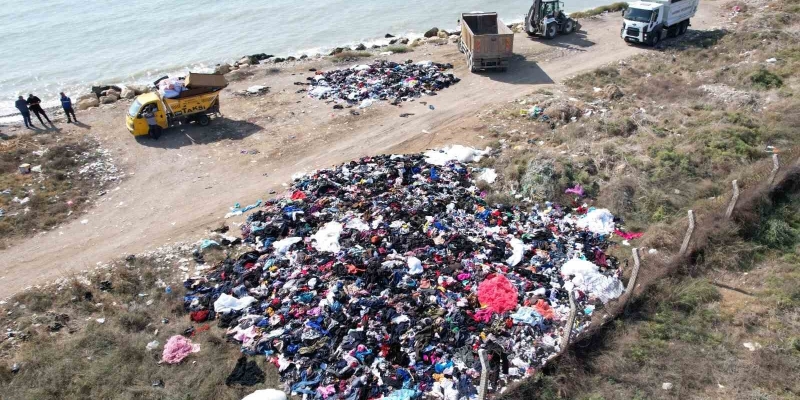 Mersin sahilinde tepki çeken görüntü: Tonlarca tekstil atığı sahile döküldü
