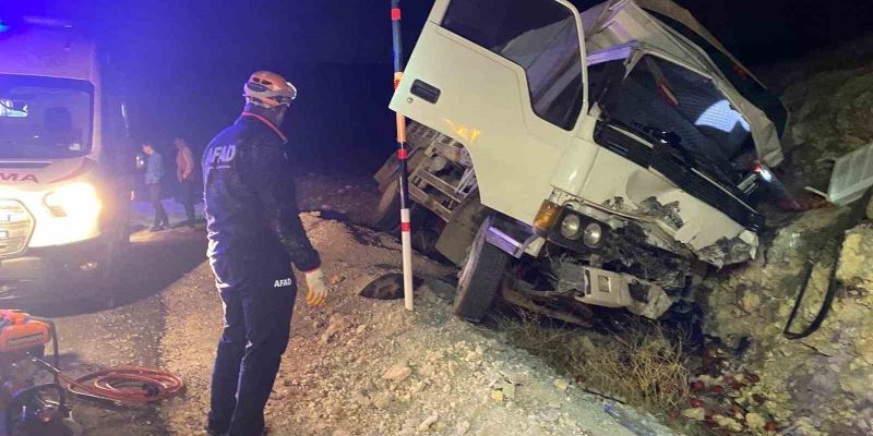 Karaman’da kontrolden çıkan kamyonet kayalıklara çarptı: 1 yaralı