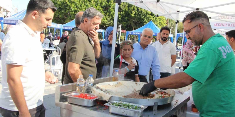 Mersin’de dönerden tantuniye hayır çarşısı yoğun ilgi gördü