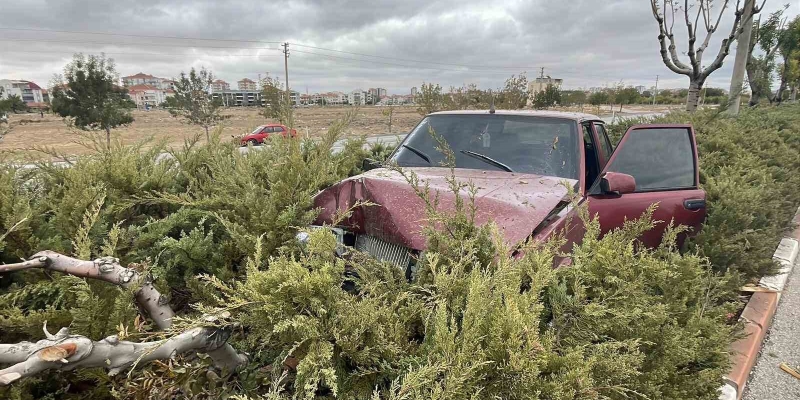Karaman’da otomobil refüje çıktı: 2 yaralı