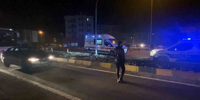 Uygulama yapan polise, araç çarptı