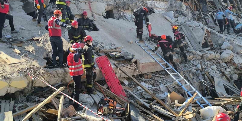 Antalya’da yıkımı gerçekleşen riskli yapı enkazında deprem tatbikatı