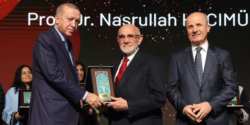 Prof. Dr. Nasrullah Hacımüftüoğlu’na özel ödül