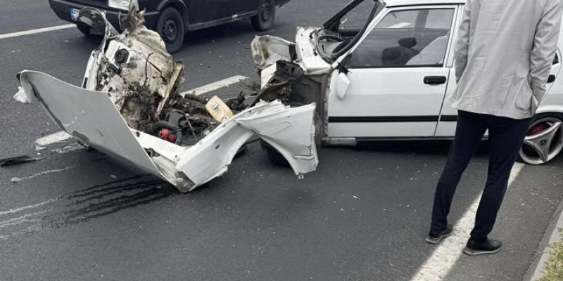 Tofaş marka otomobilin motoru fırladı: 2 yaralı