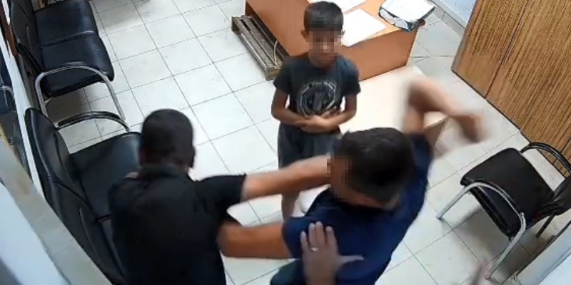 O anlar kamerada: Boşanma aşamasında kocaya, polis merkezinde kayınço dayağı