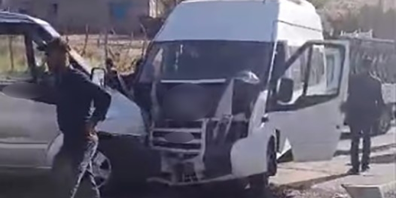 Öğretmenleri taşıyan minibüs ile yolcu aracı çarpıştı: 11 yaralı