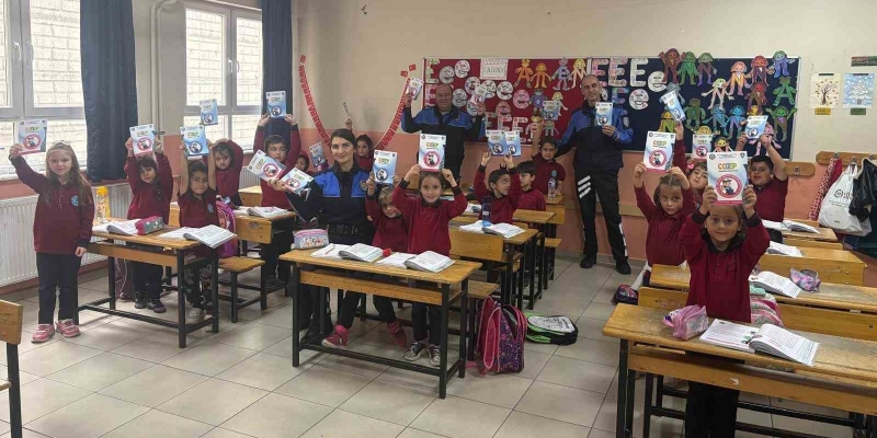 Polis ekipleri, anaokulu ve ilkokulu öğrencilerine eğtim verdi