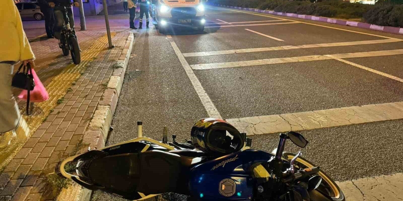 Karşıdan karşıya geçmeye çalışan yayaya motosiklet çarptı: 2 yaralı