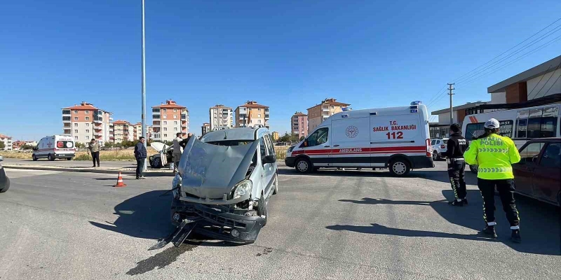 Karaman’da hafif ticari araçla cip çarpıştı: 3 yaralı