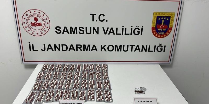 Jandarma taksideki yolcuları uyuşturucuyla yakaladı