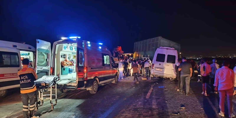 Hatay’da yolcu minibüsü traktöre çarptı: 15 yaralı