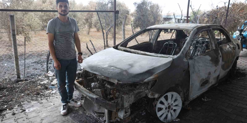 Otluk alanda çıkıp samanlığa sıçrayan yangında, tarım aletleri ve otomobilleri yanan depremzede ailenin emekleri kül oldu