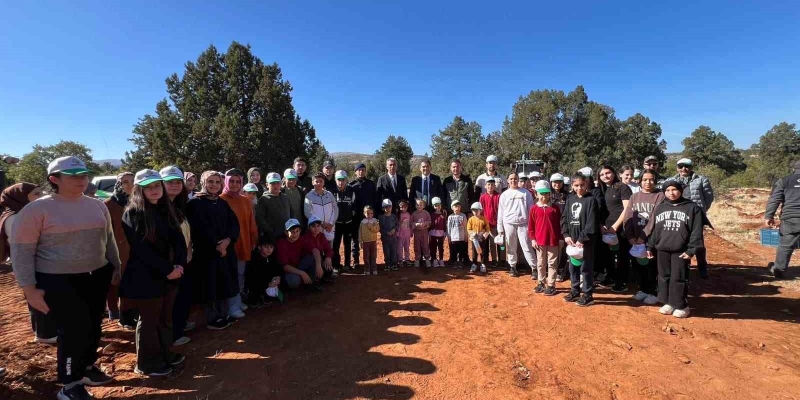 Bozkır’da öğrenciler fidan dikti