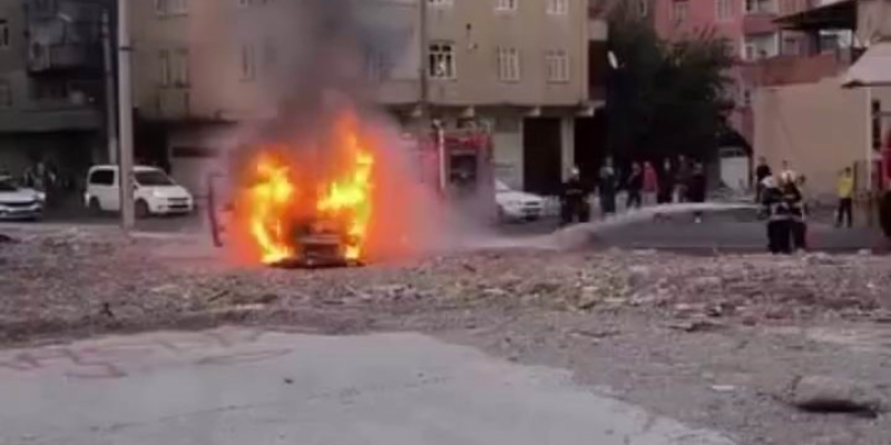 Diyarbakır’da seyir halindeki araç alev topuna döndü
