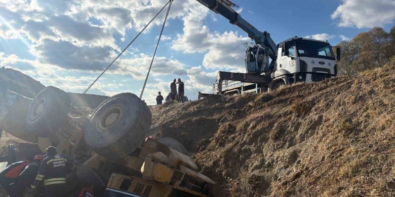 Devrilen iş makinesi altında kalan operatör kurtarıldı