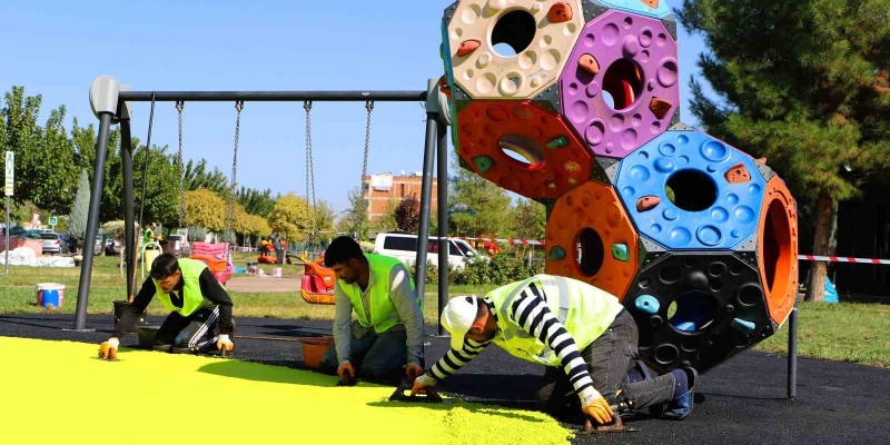 Parklardaki çocuk oyun ve spor alanları yenileniyor
