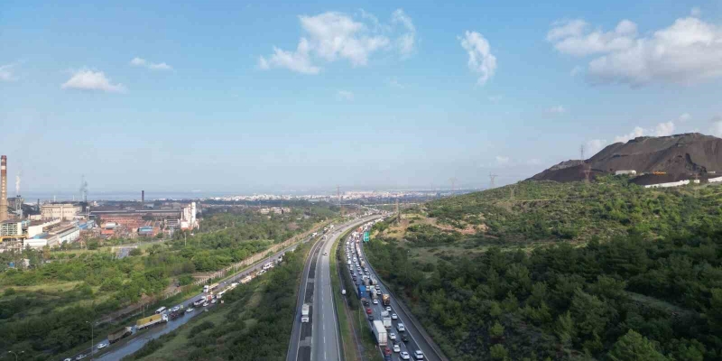 Heyelanın kapattığı yolda kilometrelerce araç kuyruğu oluştu