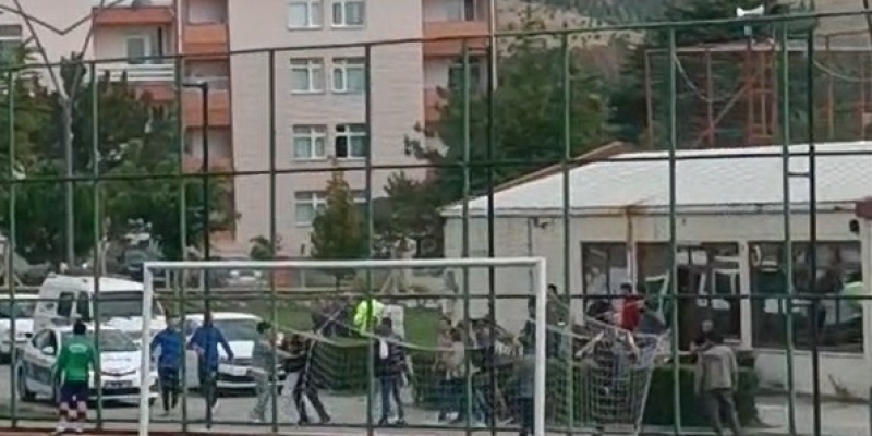 Futbol oyuncusunun bıçakla taraftarın üzerine yürüdüğü iddiası