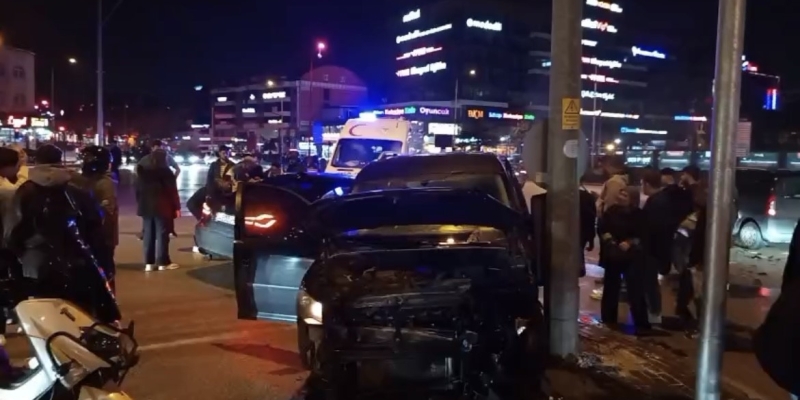 Bursa’da hafif ticari araç ile otomobil çarpıştı: 3 yaralı