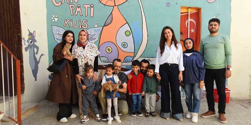 Otizmli çocuklar kedi evinde hayvan sevgisini öğrendi