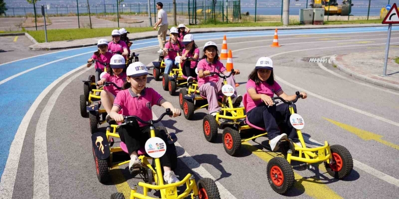 Minikler, trafik kurallarını eğitim parkında öğreniyor