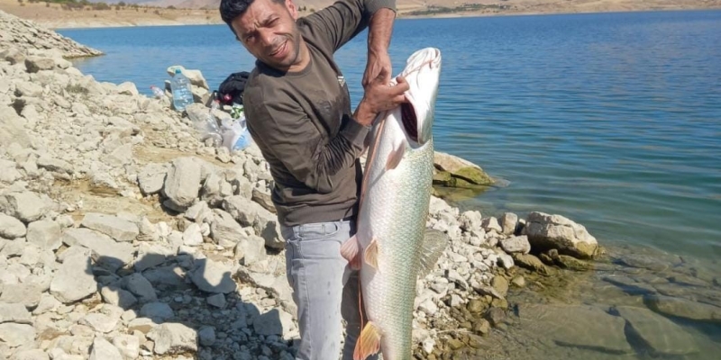 Elazığ’da amatör balıkçı 22 kiloluk turna yakaladı