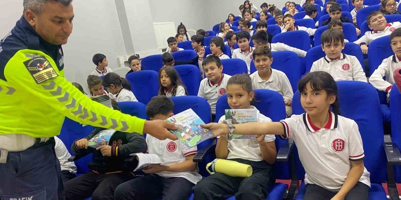Jandarma 142 öğrenciye trafiği anlattı