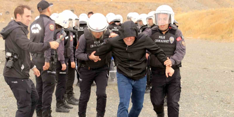Erzincan’da çevik kuvvetten gerçeğini aratmayan tatbikat