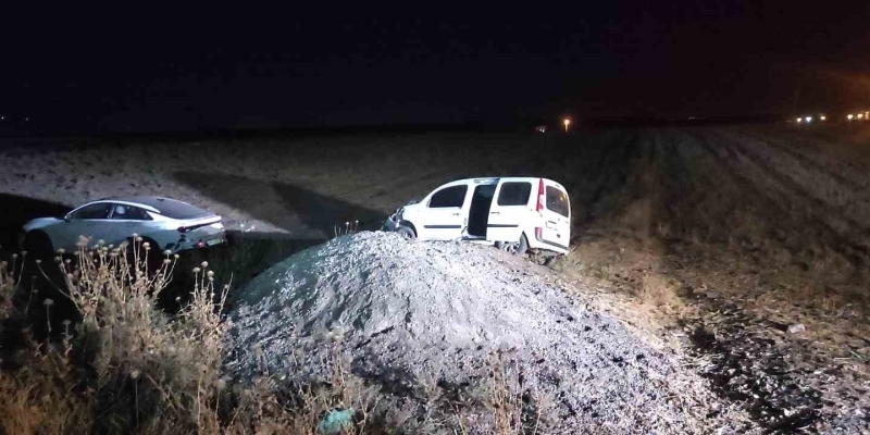 Şırnak’ta iki araç yoldan çıkarak tarlaya uçtu, sürücüler yara almadan kurtuldu
