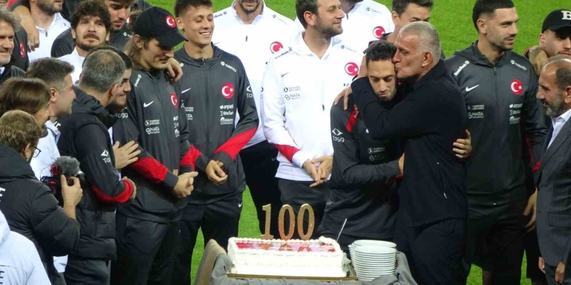 Hakan Çalhanoğlu’na 100. milli maç sürprizi