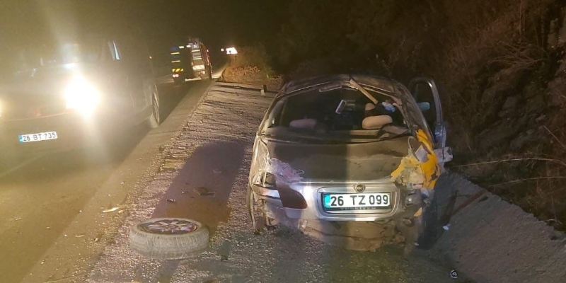 Kontrolden çıkan otomobil beton zemine çarptı: 2 kişi yaralandı