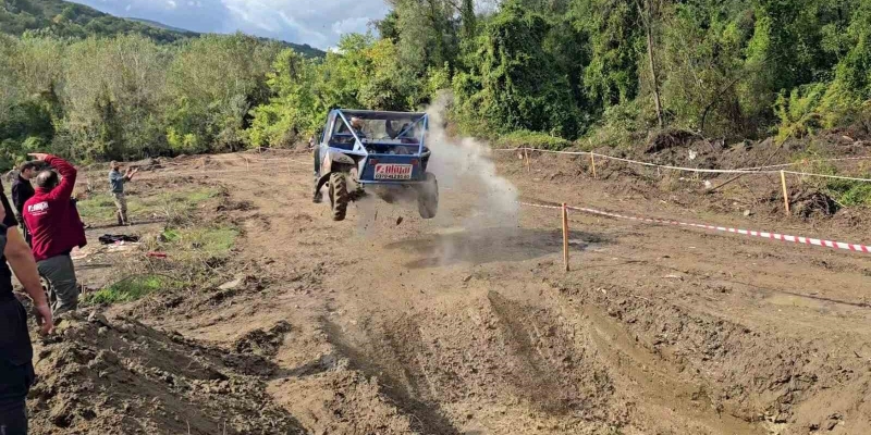 Yenice’de off-road coşkusu: Başkanın "co pilot" olduğu araç havada uçtu!