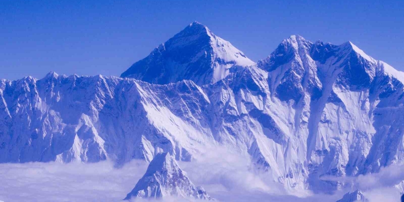 Everest’te kurtarılmayı bekleyen 200 dağcı tahliye edildi