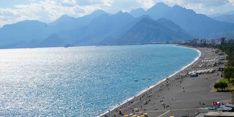 Antalya’da güneş yeniden yüzünü gösterdi, sahiller doldu
