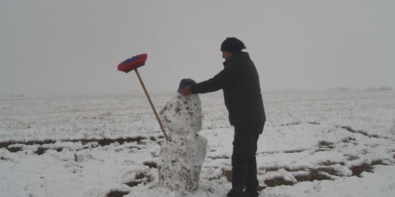 Kars’a mevsimin ilk karı yağdı, vatandaşlar kardan adam yaptı