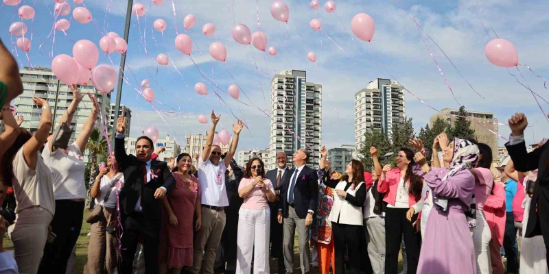 Adana’da gökyüzüne yüzlerce pembe balon bırakıldı