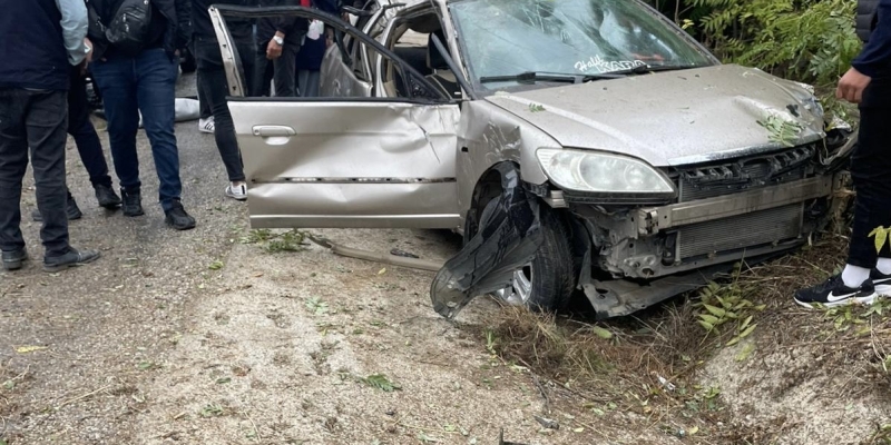 Düğün konvoyunda direksiyon hakimiyetini kaybeden araç şarampole yuvarlandı; 1 ölü 4 yaralı