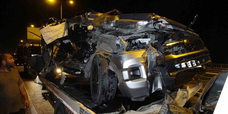 Antalya’da kamyonla çarpışan pikap hurdaya döndü: 1 yaralı