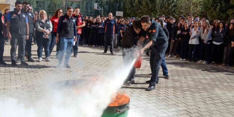 Afet Risklerinin Azaltılması Gününde öğrencilere uygulamalı eğitim