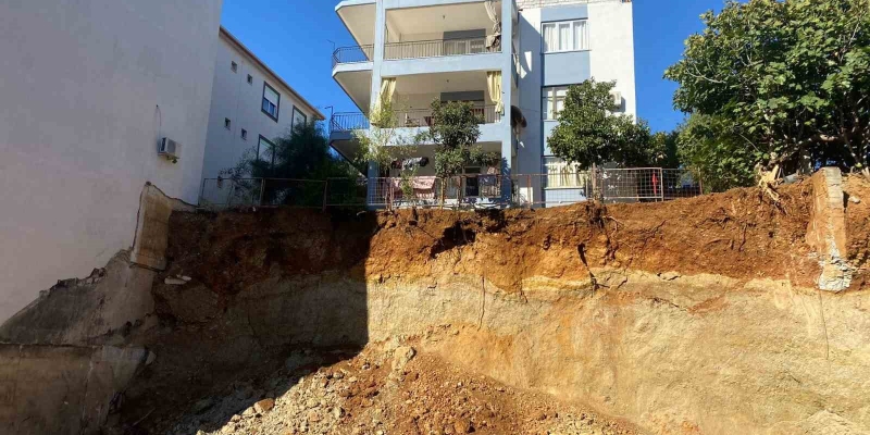Antalya’da kazı sırasında toprak kayması yaşanan alan görüntülendi