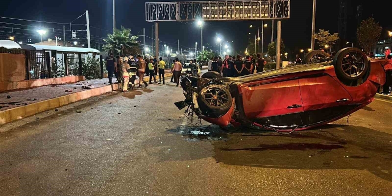 Otomobil, kaldırımda yürüyen yayalara çarptı: 3 ölü, 3 yaralı
