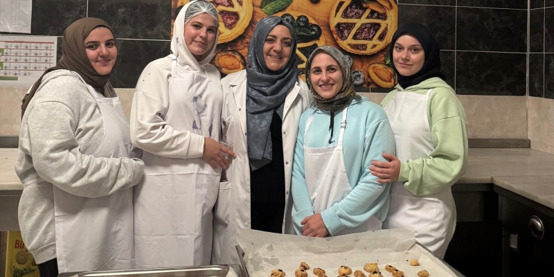 Yurtta kalan kız öğrenciler mutfağa girdi
