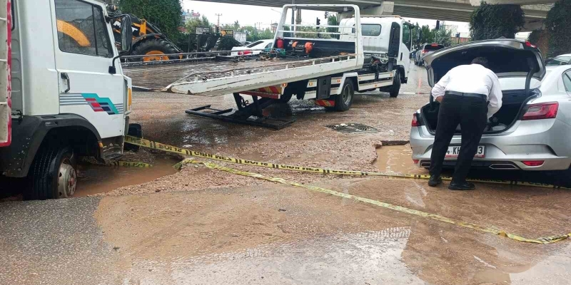 Alt yapı çalışması yapılan alan yağış dolayısıyla çöktü, araçlar mahsur kaldı