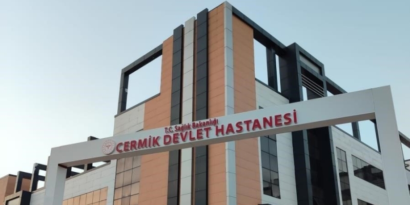 Motosikletli şahıs, araçtan indirdiği kadını bıçaklayıp kaçtı