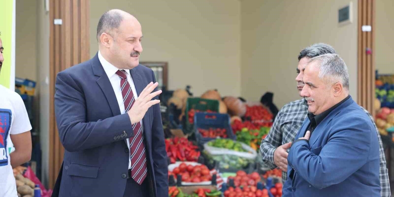 Gülpınar yenilenen pazarda esnafla bir araya geldi
