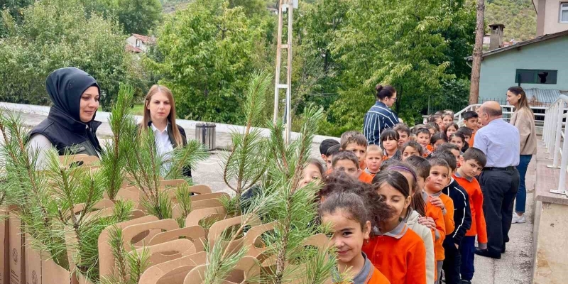 Yeşil vatan için her öğrenciye bir fidan