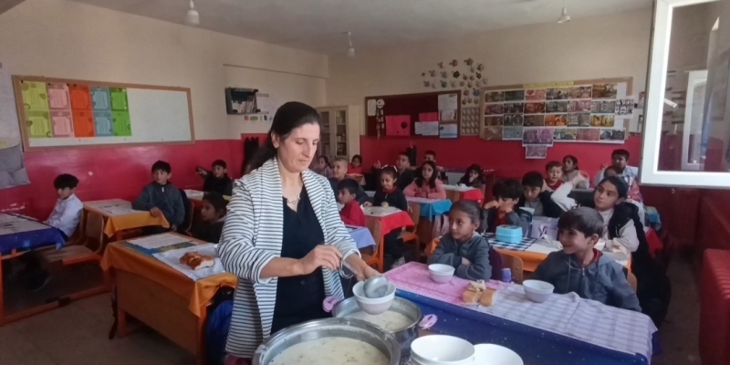 Van’da "Çorba Günü" etkinliği: Veliler pişiriyor, öğrenciler tadıyor
